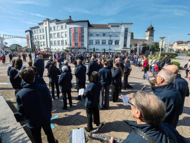 Cérémonie de la victoire du 8 mai 1945 à Golbey avec l'orchestre d'harmonie et la chorale Coup de choeur