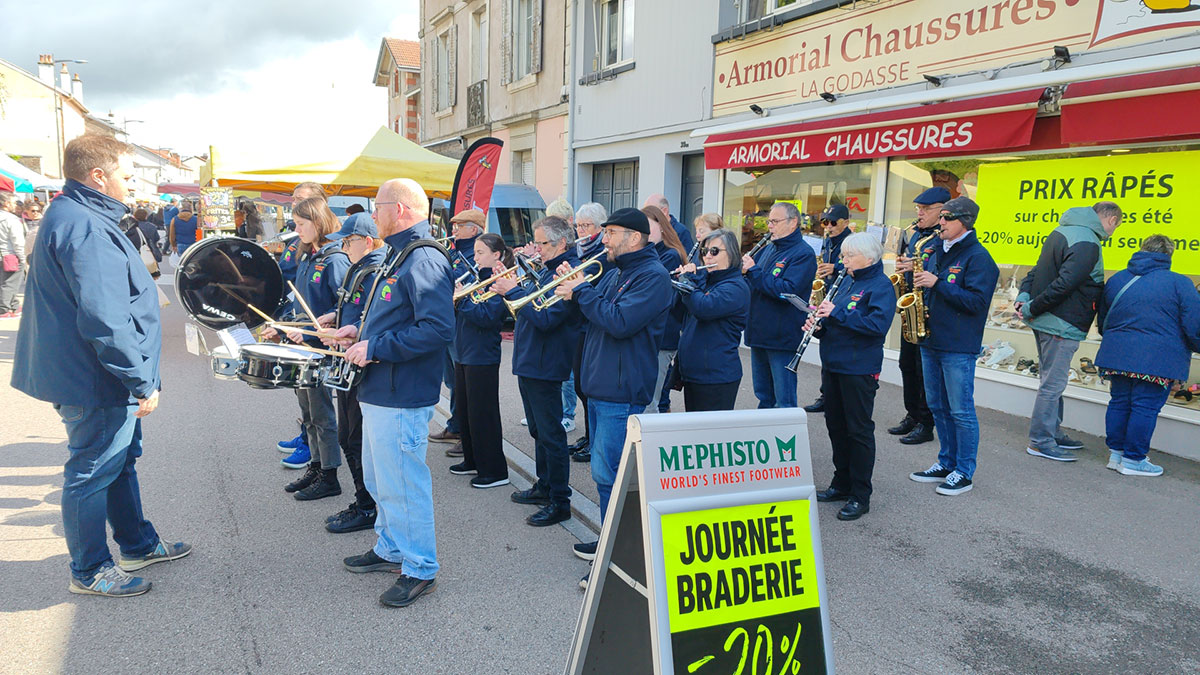 Participation de l'orchestre d'harmonie de Golbey à l'inauguration de la foire aux beignets râpés.