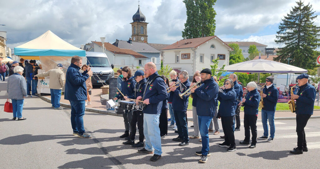 Participation de l'orchestre d'harmonie de Golbey à l'inauguration de la foire aux beignets râpés.