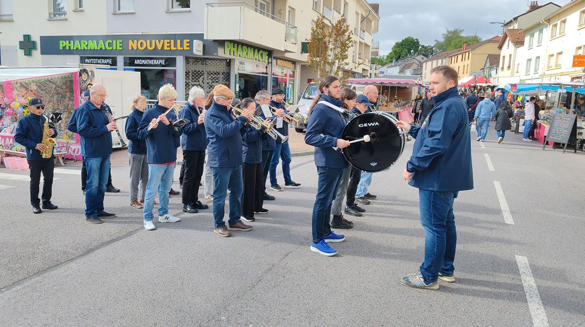 Participation de l'orchestre d'harmonie de Golbey à l'inauguration de la foire aux beignets râpés.