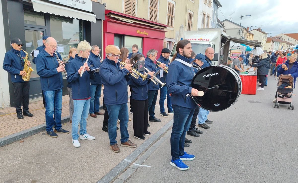 Participation de l'orchestre d'harmonie de Golbey à l'inauguration de la foire aux beignets râpés.