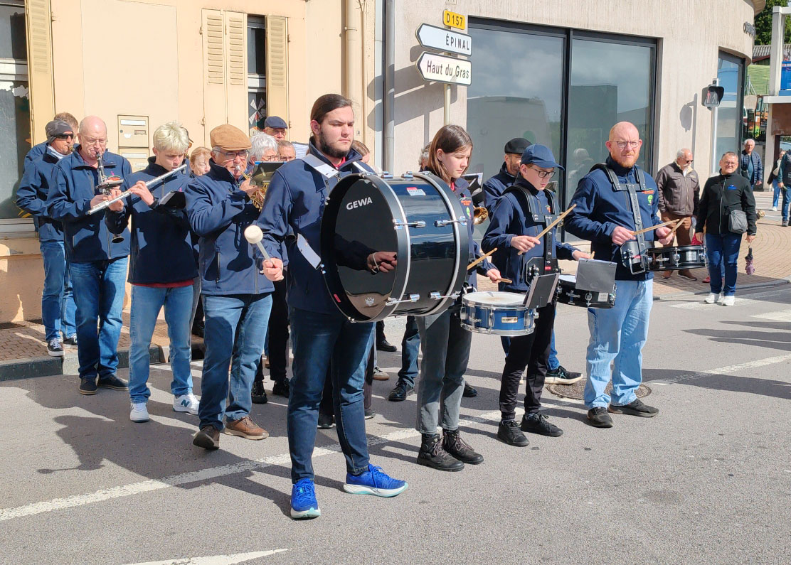 Participation de l'orchestre d'harmonie de Golbey à l'inauguration de la foire aux beignets râpés.